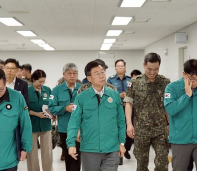 재난안전관-신상진 성남시장이 14일 성남시청 충무시설에서 열린 ‘2025년 3분기 통합방위협의회 회의 및 을지연습 사전보고회’ 장소로 이동하고 있다..jpg width: 100%; height : 150px