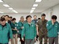 재난안전관-신상진 성남시장이 14일 성남시청 충무시설에서 열린 ‘2025년 3분기 통합방위협의회 회의 및 을지연습 사전보고회’ 장소로 이동하고 있다..jpg