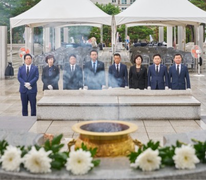 국민의힘, 광복 80주년 기념 현충탑 참배1.jpg width: 100%; height : 150px