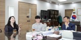 여성가족과-성남시 솔로몬의 선택 행사로 만나 오는 9월 결혼하게 된 예비부부 권씨와 임씨가 신상진 성남시장과 차담 중이다.jpg