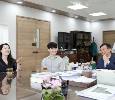 여성가족과-성남시 솔로몬의 선택 행사로 만나 오는 9월 결혼하게 된 예비부부 권씨와 임씨가 신상진 성남시장과 차담 중이다.jpg width: 100%; height : 150px