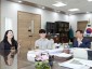 여성가족과-성남시 솔로몬의 선택 행사로 만나 오는 9월 결혼하게 된 예비부부 권씨와 임씨가 신상진 성남시장과 차담 중이다.jpg