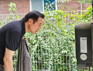 250821_임태희_교육감__“학생_안전_위해_학교_내_전기차_충전시설_설치_제외”_약속_이행_중(사진1)_2024년_8월_8일_파주_문산동초_전기차_충전시설_방문.jpg