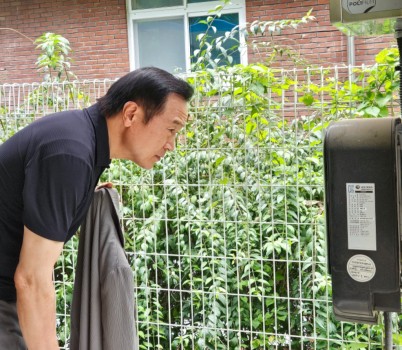 250821_임태희_교육감__“학생_안전_위해_학교_내_전기차_충전시설_설치_제외”_약속_이행_중(사진1)_2024년_8월_8일_파주_문산동초_전기차_충전시설_방문.jpg width: 100%; height : 150px