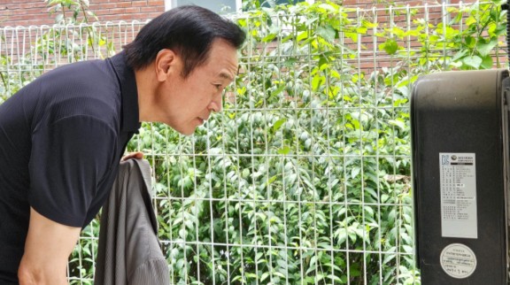250821_임태희_교육감__“학생_안전_위해_학교_내_전기차_충전시설_설치_제외”_약속_이행_중(사진1)_2024년_8월_8일_파주_문산동초_전기차_충전시설_방문.jpg