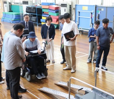 250822 이애형 의원, 학교 체육관 무대 장애인 접근 편의시설 현장 점검 (1).jpg width: 100%; height : 150px