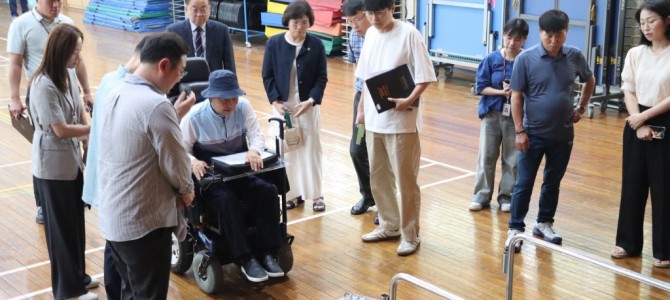 이애형 위원장, 학교 체육관 무대 장애인 …