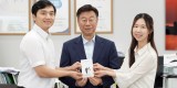 신상진 성남시장(가운데)이 26일 오후 성남시청 집무실에서 _솔로몬의 선택_ 참여를 통해 만난 예비부부(1기 행사를 통해 만난 신랑 안씨와 신부 강씨)로부터 청첩장을 전달받고 기념촬영을 하고 있다.jpg