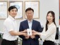 신상진 성남시장(가운데)이 26일 오후 성남시청 집무실에서 _솔로몬의 선택_ 참여를 통해 만난 예비부부(1기 행사를 통해 만난 신랑 안씨와 신부 강씨)로부터 청첩장을 전달받고 기념촬영을 하고 있다.jpg