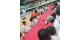 아동보육과-지난해 8월 30일 성남실내체육관에서 열린 제1회 성남시 아장아장 운동회 때 날아라 병아리(긴 천을 부모가 양쪽에서 잡고 아이들이 위로 건너가는 경기).jpg
