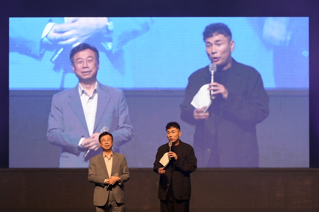 신상진 성남시장이 보육교직원 1,400명 대상 첫 문화행사에 참석해 행사 진행을 맡은 개그맨 김종하 씨와 대화를 나누고 있다.jpg