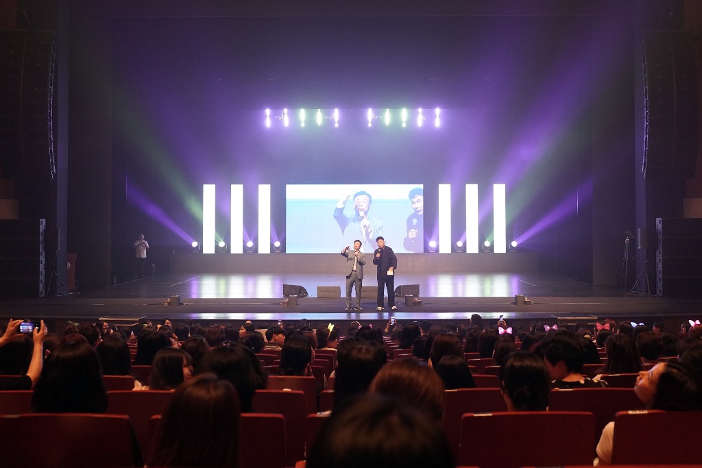신상진 성남시장이 보육교직원 1400명 대상 첫 문화행사에 참석해 인사말을 전하고 있다.jpg