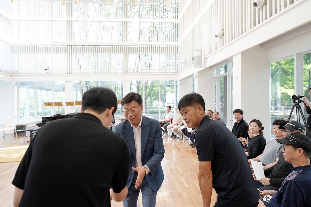 신상진 성남시장이 29일 성남물빛정원 뮤직홀 감사 콘서트에서 공사 관계자들과 악수하며 그간의 노고를 격려하고 있다 (2).jpg