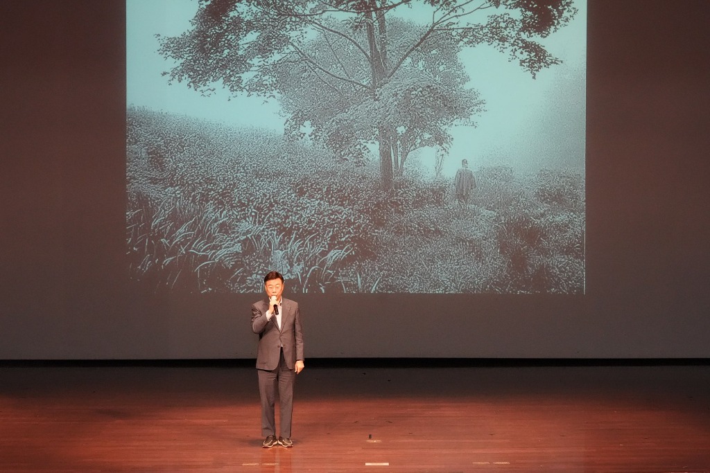 신상진 성남시장이 ‘2025 성남 포토콘서트’에 참석해 인사말을 전하고 있다 (2).jpg