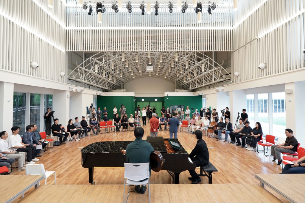 공공개발정책과-정식 개관을 앞둔 29일, 성남물빛정원 뮤직홀에서 공사 관계자를 초청한 ‘감사 콘서트’가 열리고 있다.(2).jpg