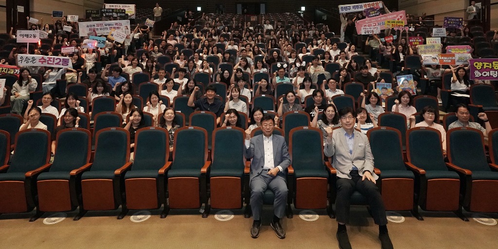 신상진 성남시장이 공직자 220명과 함께 ‘청렴 골든벨’ 참여해 참석자들과 기념촬영을 하고 있다.jpg