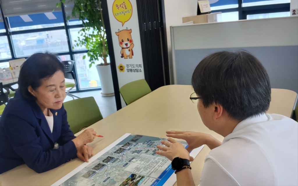 250904 박명숙 의원, 걷고싶은 양근천 조성사업 업무 보고 받아 (2).jpg