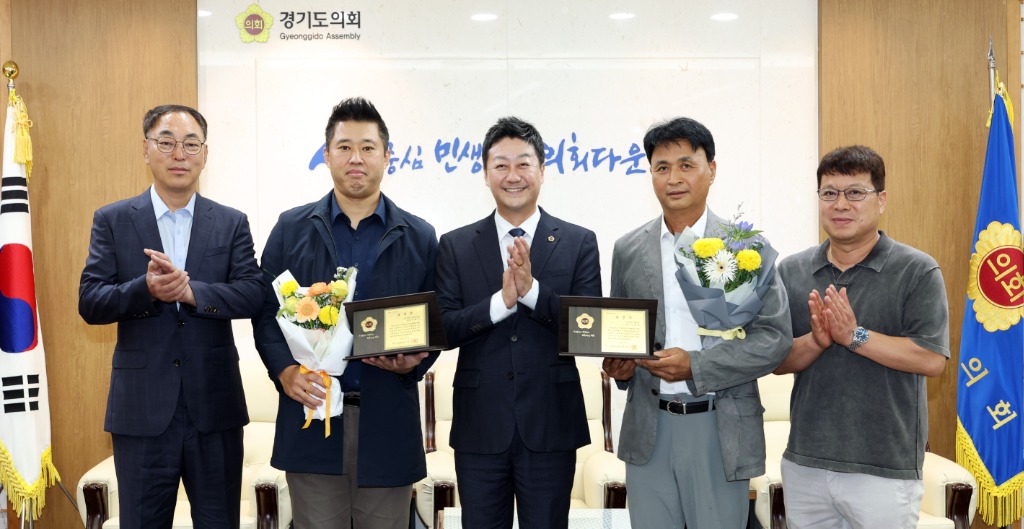 250907_김진경 의장, 시흥 공동체 리더인 이화수, 신철균 회장에 지역발전 유공 표창 수여3.jpg