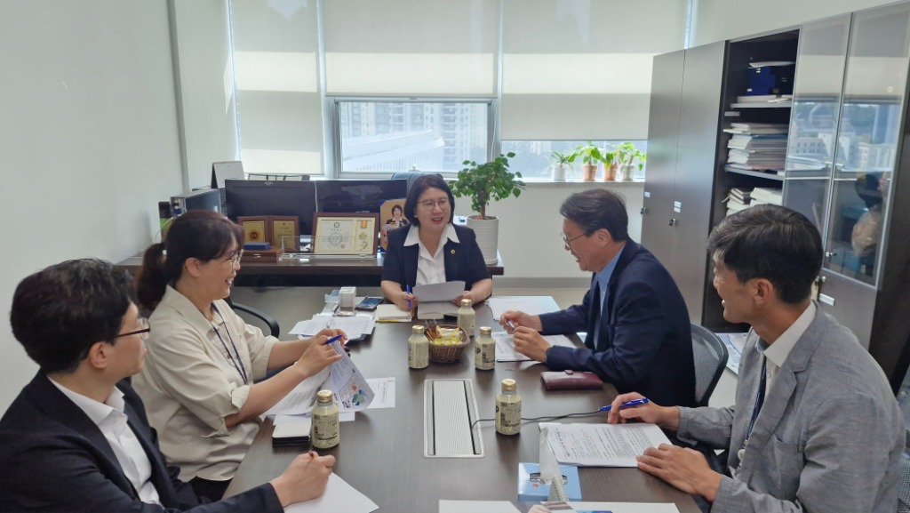 이서영 도의원, 경기도-국방부 상생발전협의체 공동대표 김상수 실장과 서울공항 고도제한 해결 논의.jpg