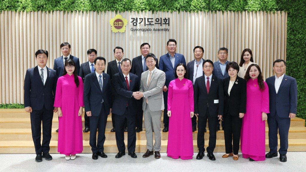 250909 경기도의회, 베트남 닌빈성 인민의회 대표단과 협력 논의 (3).JPG