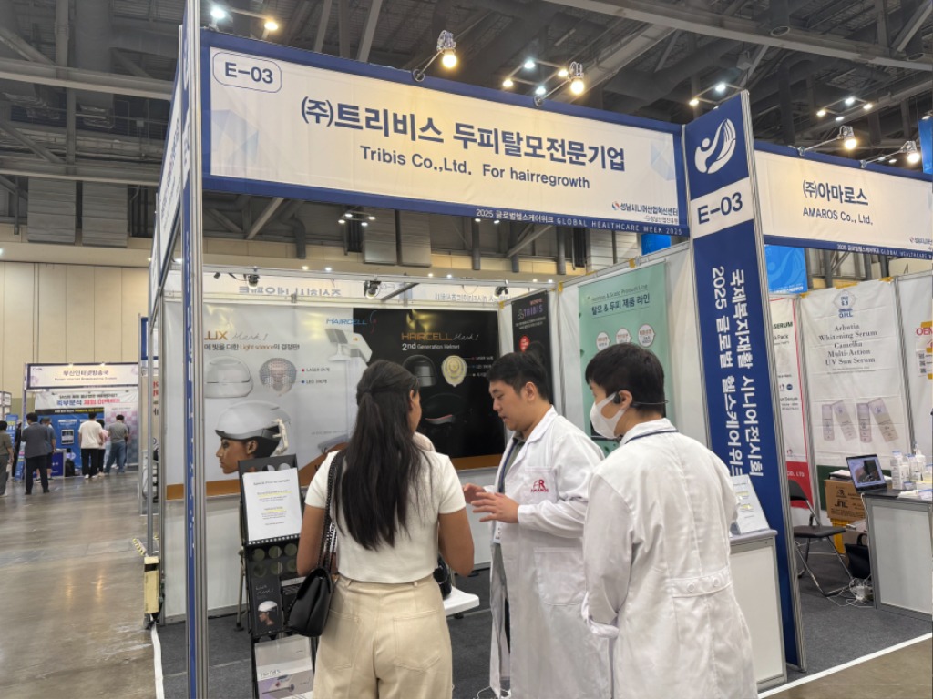 기업혁신과-부산 벡스코에서 열린 ‘2025 글로벌헬스케어위크’에서 성남시 참가업체가 바이어와 상담하고 있다.jpg