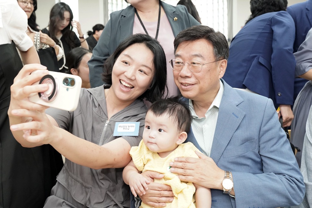 신상진 성남시장이 해님달님놀이터 신흥점 개소식에서 아동·보호자와 기념촬영을 하고 있다.jpg