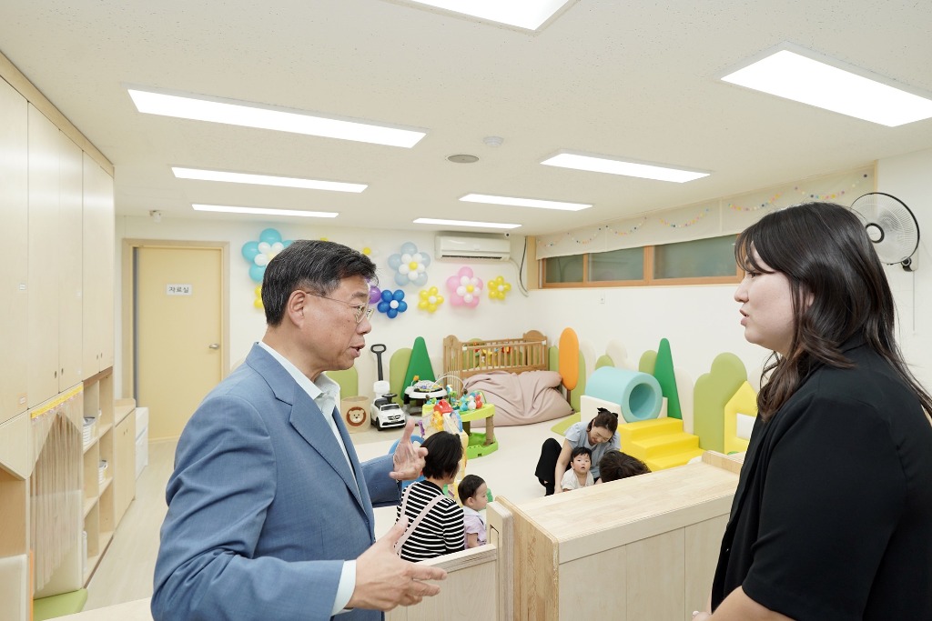 신상진 성남시장이 해님달님놀이터 신흥점 시설을 둘러보며 시설 관계자와 대화를 나누고 있다.jpg