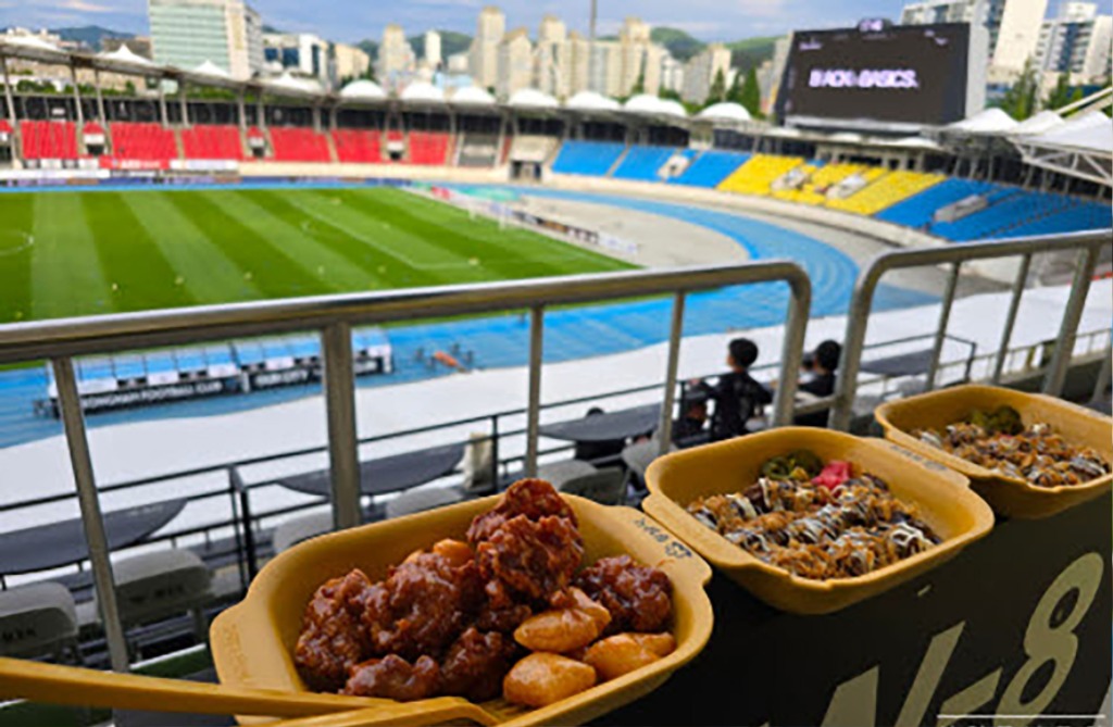 자원순환과-성남FC 홈경기 때 푸드트럭에서 다회용기에 담아 판매한 음식물(자료사진).jpg