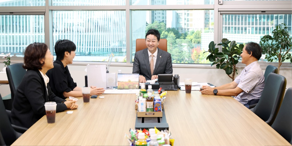 250911_김진경 의장, 시흥시 이동노동자 이동 쉼터 확충 논의1.jpg