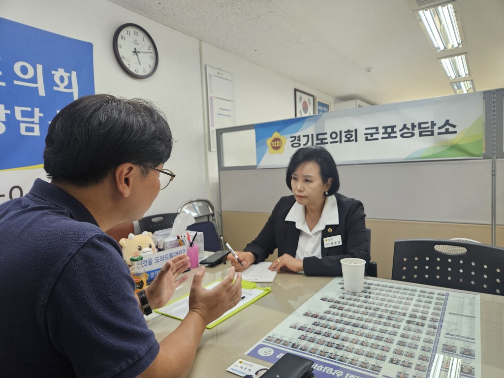 250911 정윤경 부의장, 군포중학교 축구부 버스 예산 지원 진행 상황에 대한 정담회 가져 (1).jpg