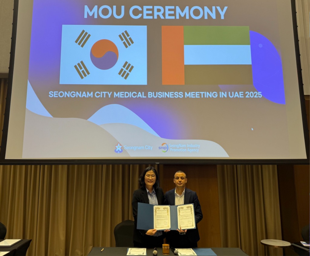 기업혁신과-성남 기업인 바이오아쳐스 와 UAE기업 Safir Aamal El Tijara가 아랍에미레이트 두바이에서 열린 2025년 중동시장개척단 수출상담회에서 업무협약을 맺고있다.jpg