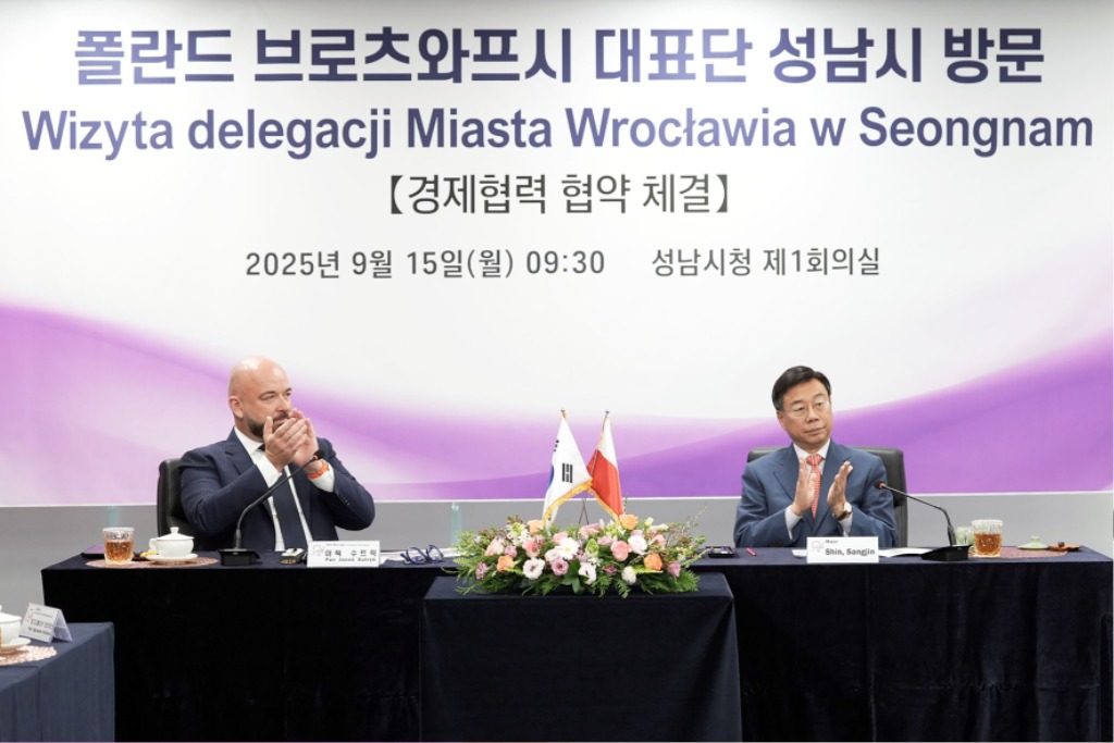 총무과-신상진 성남시장(오른쪽)과 야첵 수트릭 폴란드 브로츠와프 시장(왼쪽).jpg