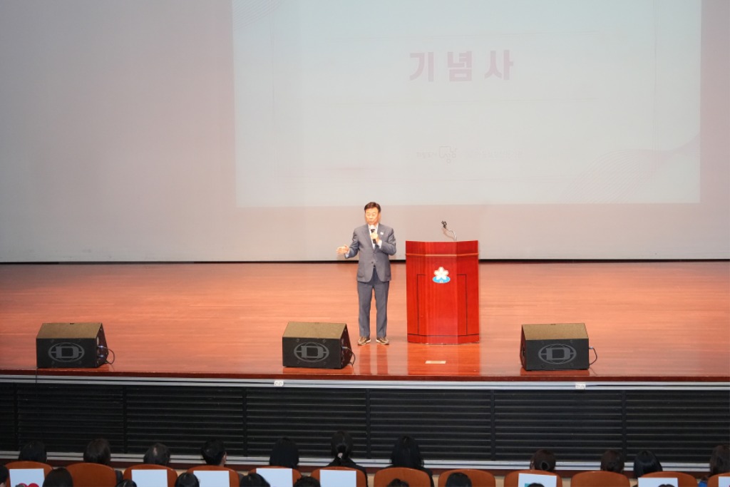 신상진 성남시장이 2025년 성남시 아동위원 워크숍에 참석해 인사말을 전하고 있다 (2).jpg