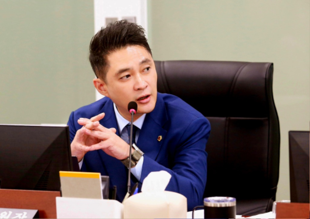 250915 전석훈 의원, 1년 넘게 잠자는 인공지능원 설립... AI 골든타임 놓쳤다.jpg