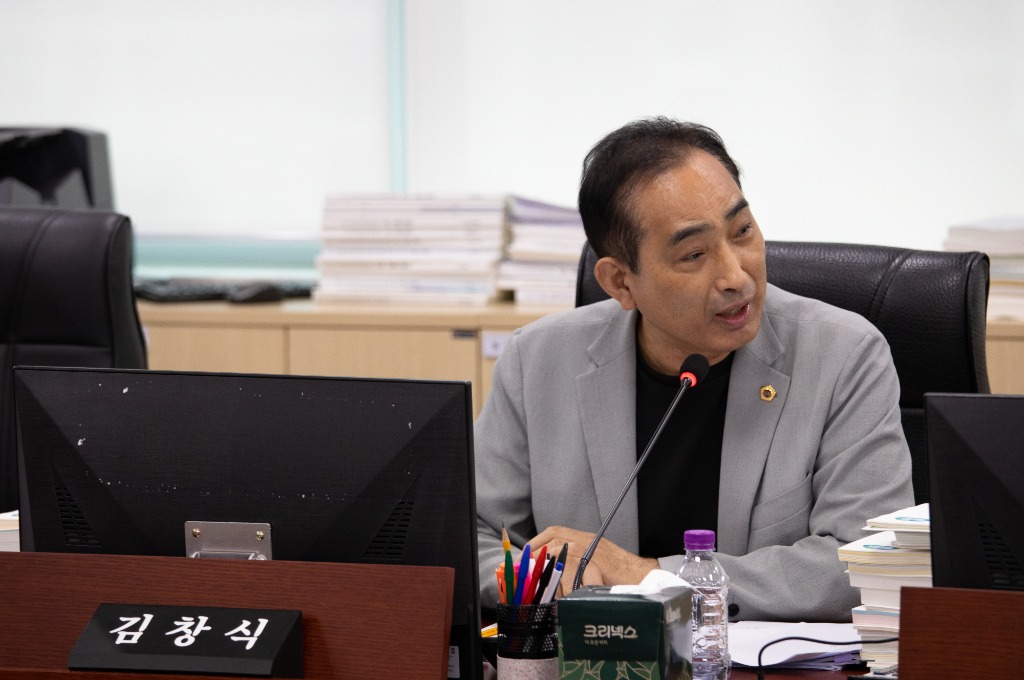 250916 김창식 의원, “소방헬기 예산 감액·지연 반복...신규 헬기 인수 전까지 안전 운항 보장해야” (1).JPG