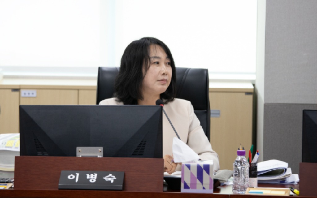 250917 이병숙 의원, 도민 친화적 관점에서 청사 주차장 운영 및 안내 체계 집중 질의.JPG