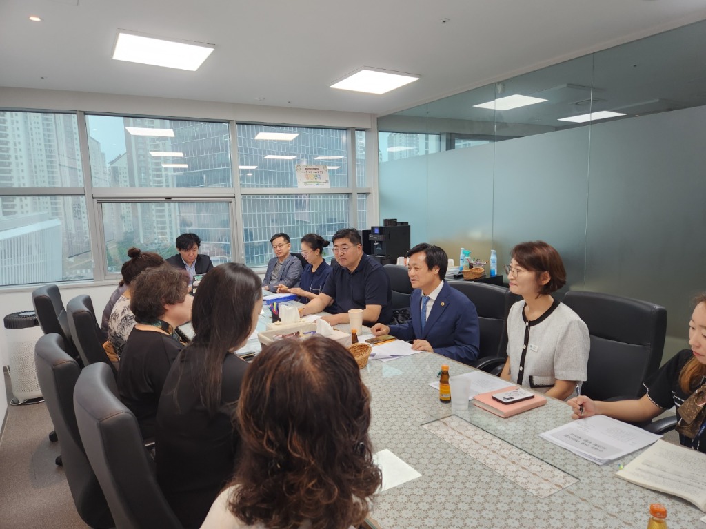 250917 문형근 의원, 0세아 전용 어린이집 도의회방문 정담회 개최 (2).jpg