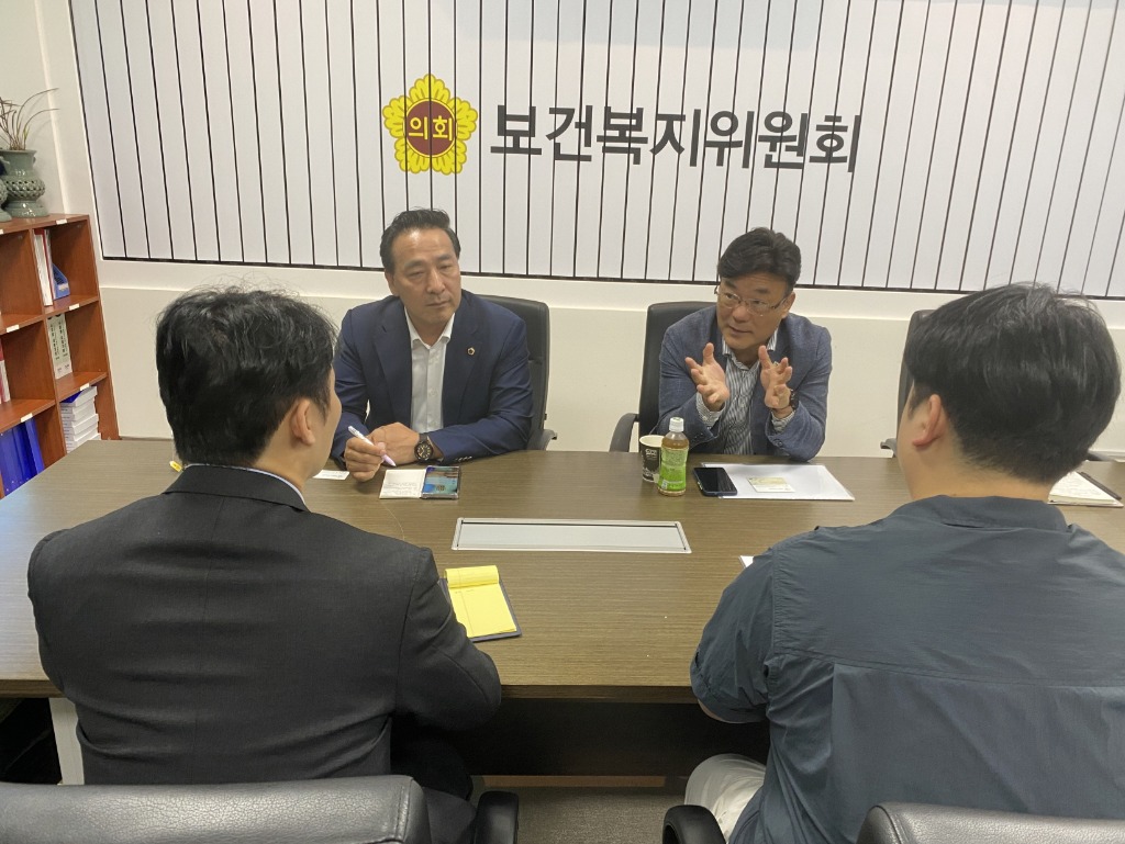 250918 김용성·최만식 의원, 경기도 청년과 함께 HPV 백신 지원 확대 논의 (3).jpg