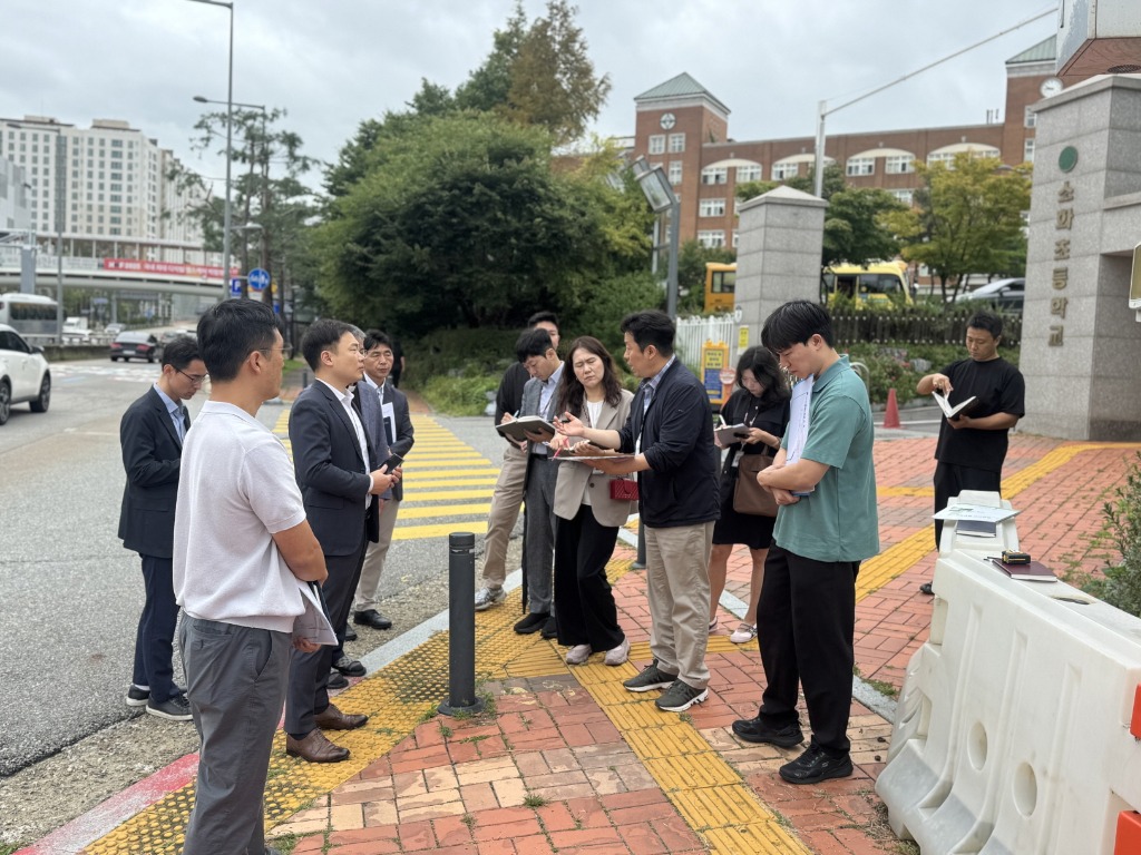 250918 이호동 의원, 소화초 통학로 문제 해결 위해 관계기관과 대책 논의 (1).jpg