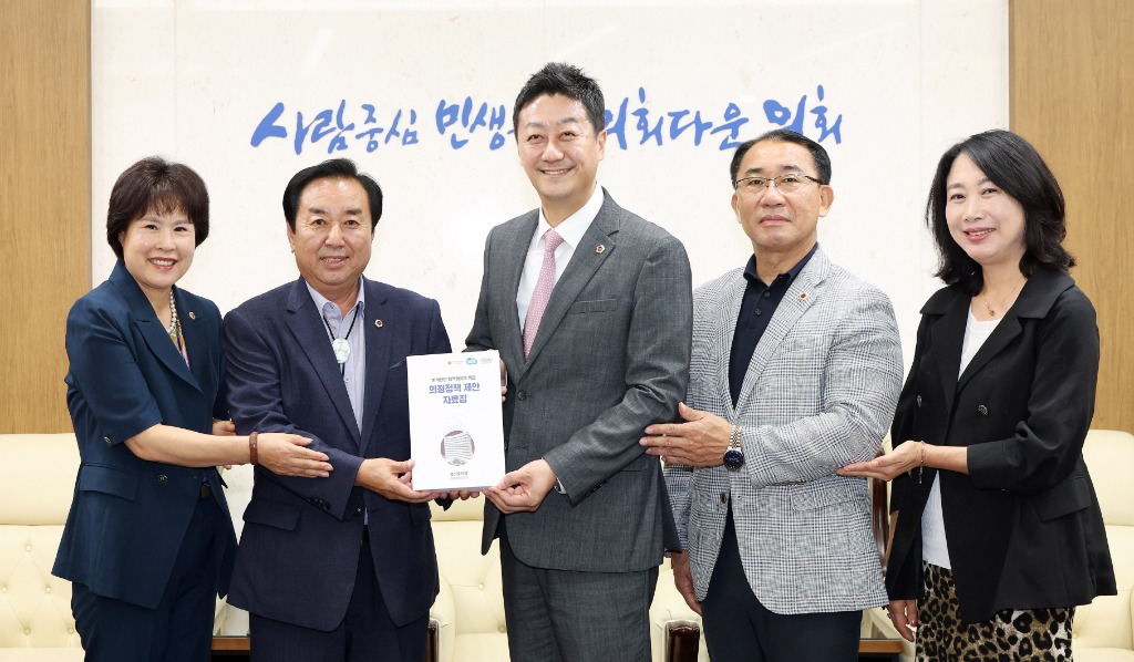 250918 의정정책추진단, 276건 지역현안 개선책 담은 정책제안 자료집 발간 (4).jpg