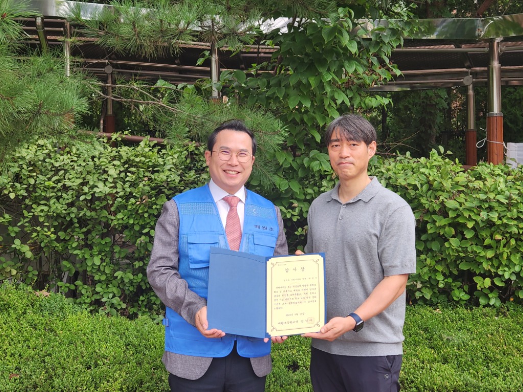 250919 이오수 의원, 광교 매원초 육교 안전캠페인 참여… “아이들의 등하교길, 더 안전하게”(1).jpg