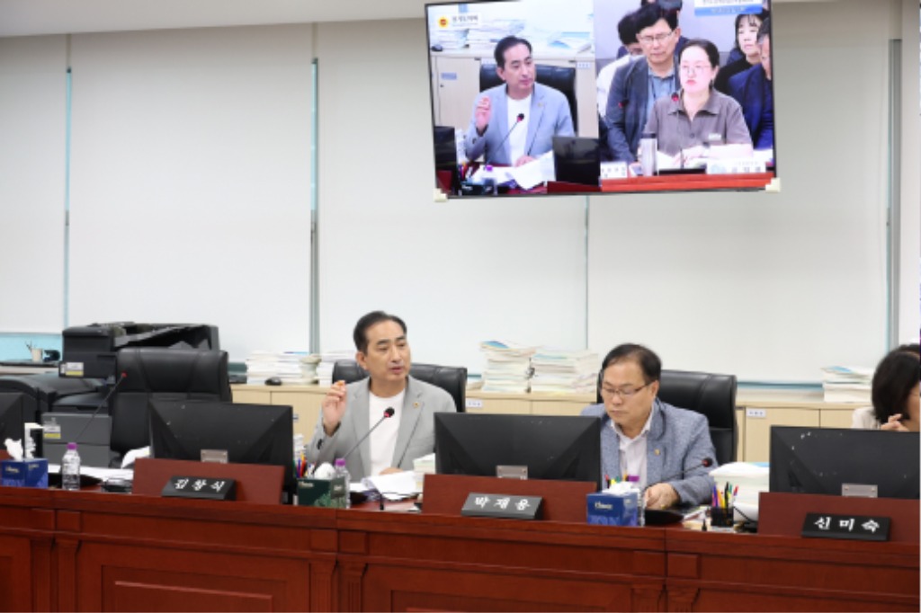250919 김창식 의원, “가축분뇨 관리 기본계획, 현장성과 실효성 담보돼야” 강력 주문 (2).JPG