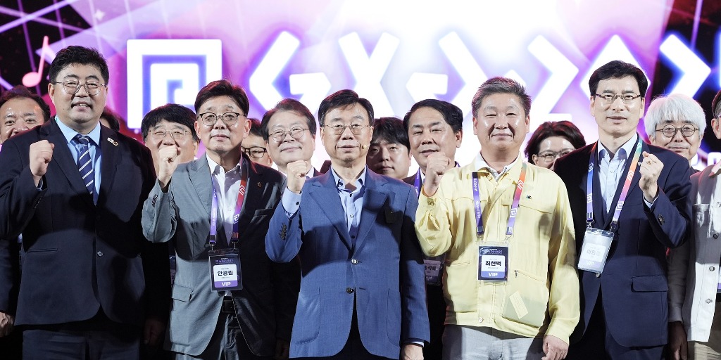 신상진 성남시장을 비롯한 주요내빈들이 _GXG 2025_ 개막식 후 기념촬영을 하고 있다.jpg