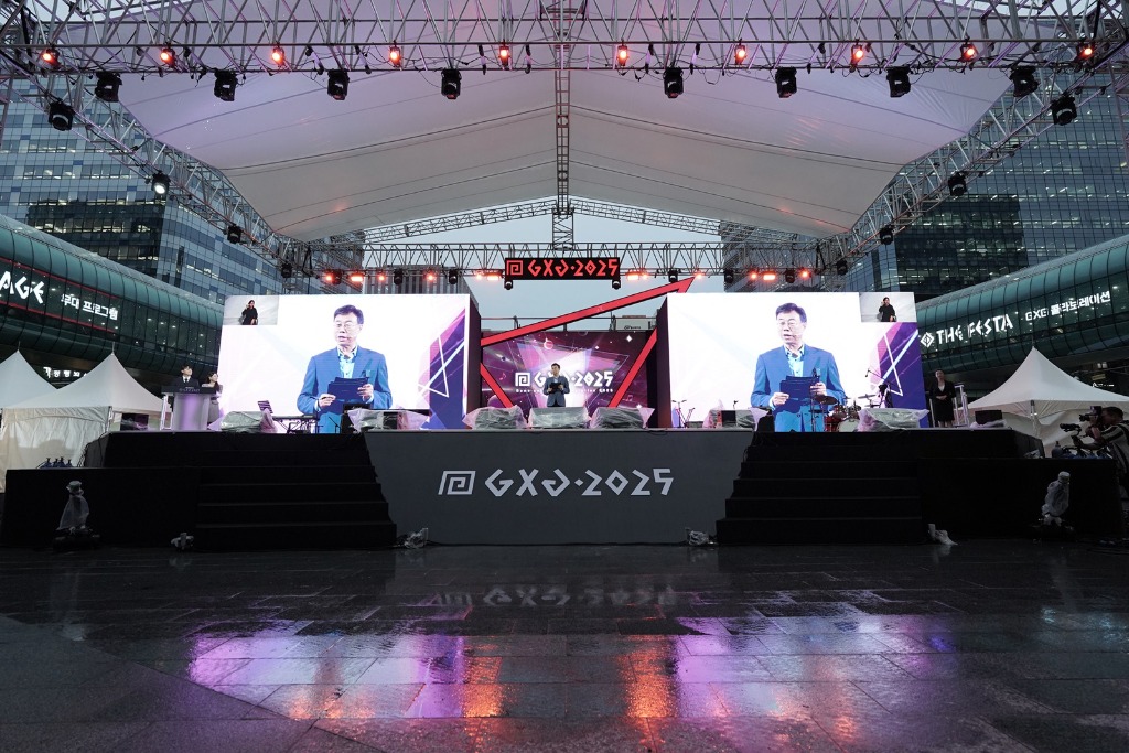 신상진 성남시장이 19일 오후 판교역 광장에서 열린 _게임문화축제 GXG 2025_ 개막식에서 개막사를 전하고 있다 (2).jpg