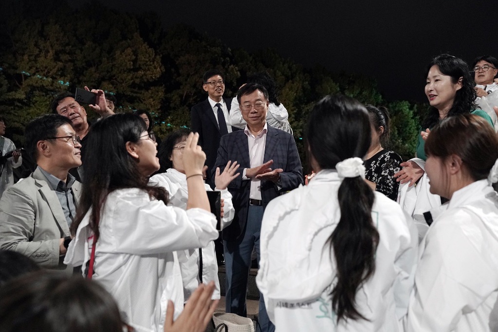 개막식을 마치고 시민들과 대화를 나누고 있다.jpg