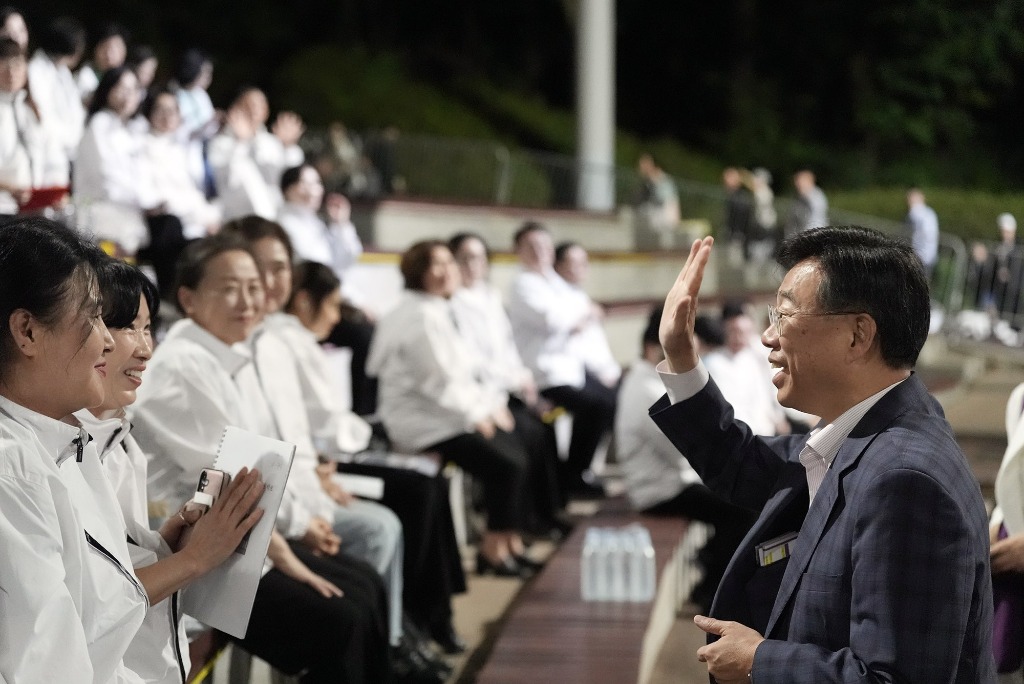 신상진 성남시장이 _2025 성남페스티벌_ 개막식에 참석해 시민들과 인사를 나누고 있다.jpg