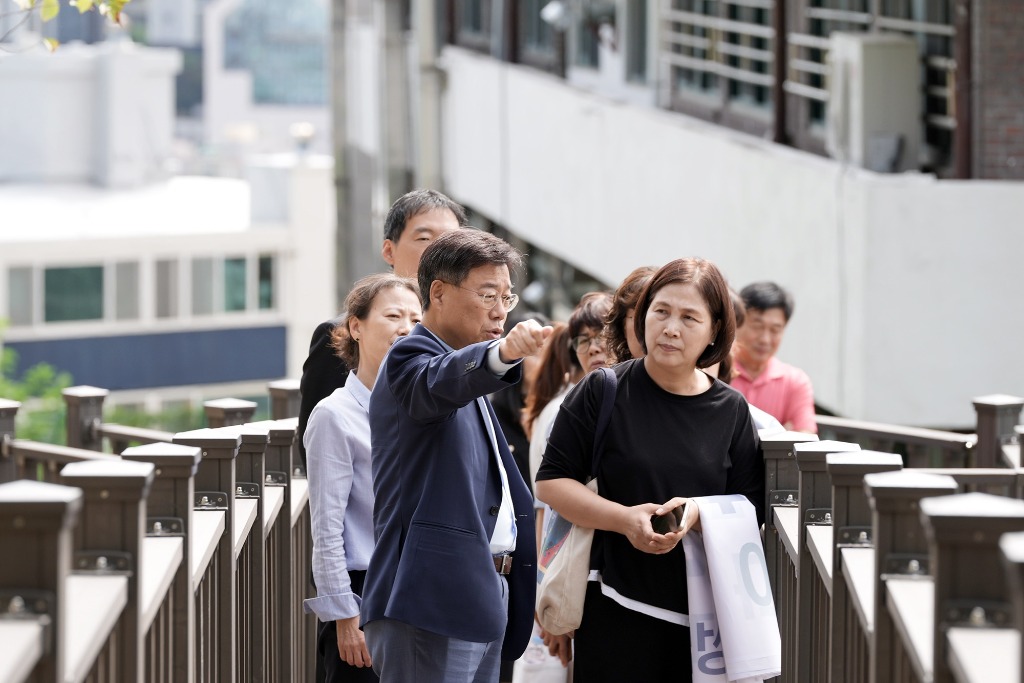 신상진 성남시장이 22일 성남혜은학교에서 단대근린공원과 학교를 연결하는 안전보행로(목재데크) 완공 현장을 방문해 180m 목재데크를 직접 걸어보며 시설을 점검하고 있다.jpg