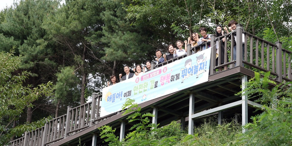 신상진 성남시장이 22일 성남혜은학교에서 단대근린공원과 학교를 연결하는 안전보행로(목재데크) 완공 현장을 방문해 학교 관계자 및 학부모들과 기념촬영을 하고 있다.jpg