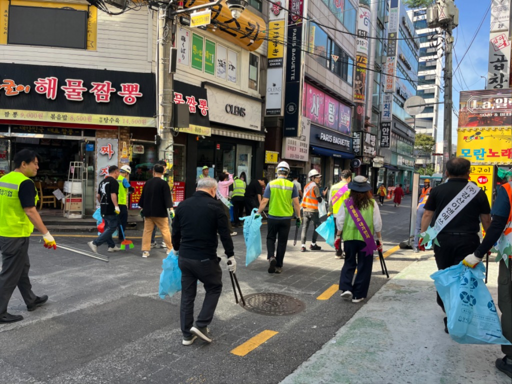 자원순환과-성남시 추석 ·아시아 태평양 경제회의 앞두고 도시환경 정비-사진은 22일 모란역일대 청소 중.jpg