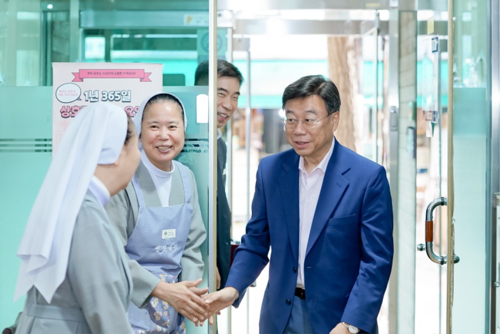 신상진 성남시장이 23일 추석 명절을 앞두고 노인요양시설인 _인보의집_을 방문해 시설 관계자들과 인사를 나누고 있다.jpg